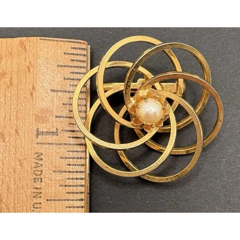 Vintage Spirals Circle Swirl Brooch‎ Gold Tone w/ Faux Pearl Classic Glam